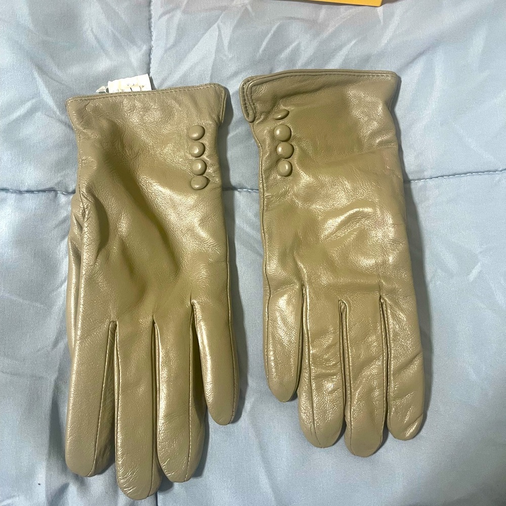 Cute light gray lined gloves